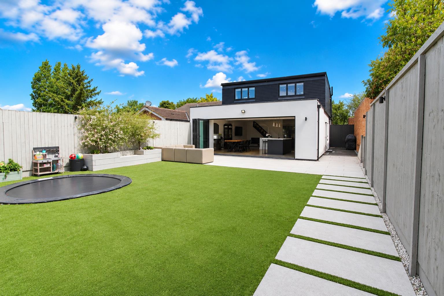 5 bed property in Vernon Close, Epsom
